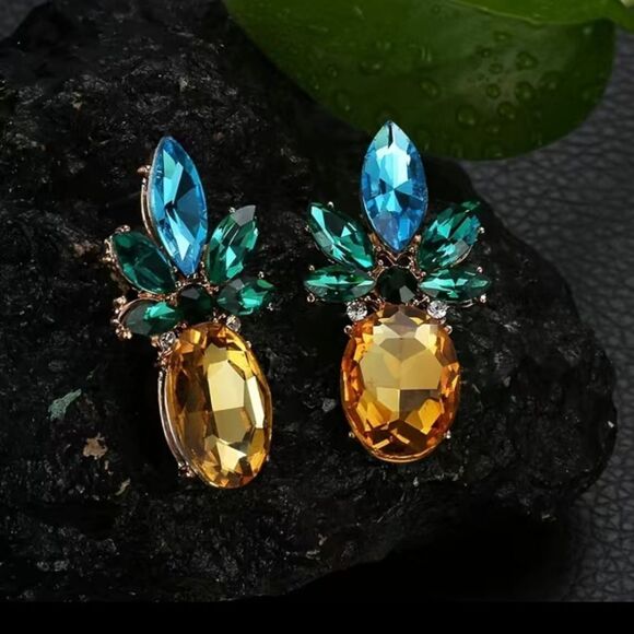 🔅🆕🔅🍍 Crystal Pineapple🍍 Earrings 🍍 - Picture 4 of 10